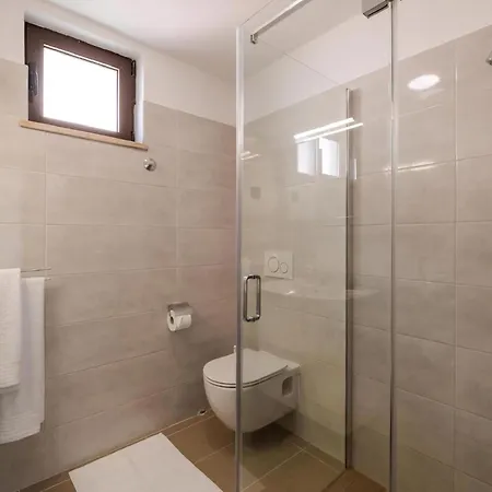 Lovric With Wellness 1 Pula
