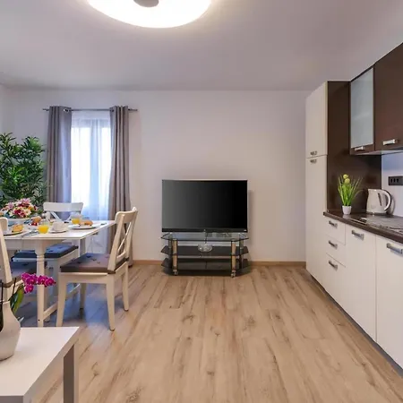 Lovric With Wellness 1 Apartment *