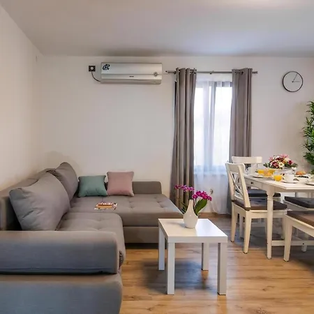 Lovric With Wellness 1 Pula